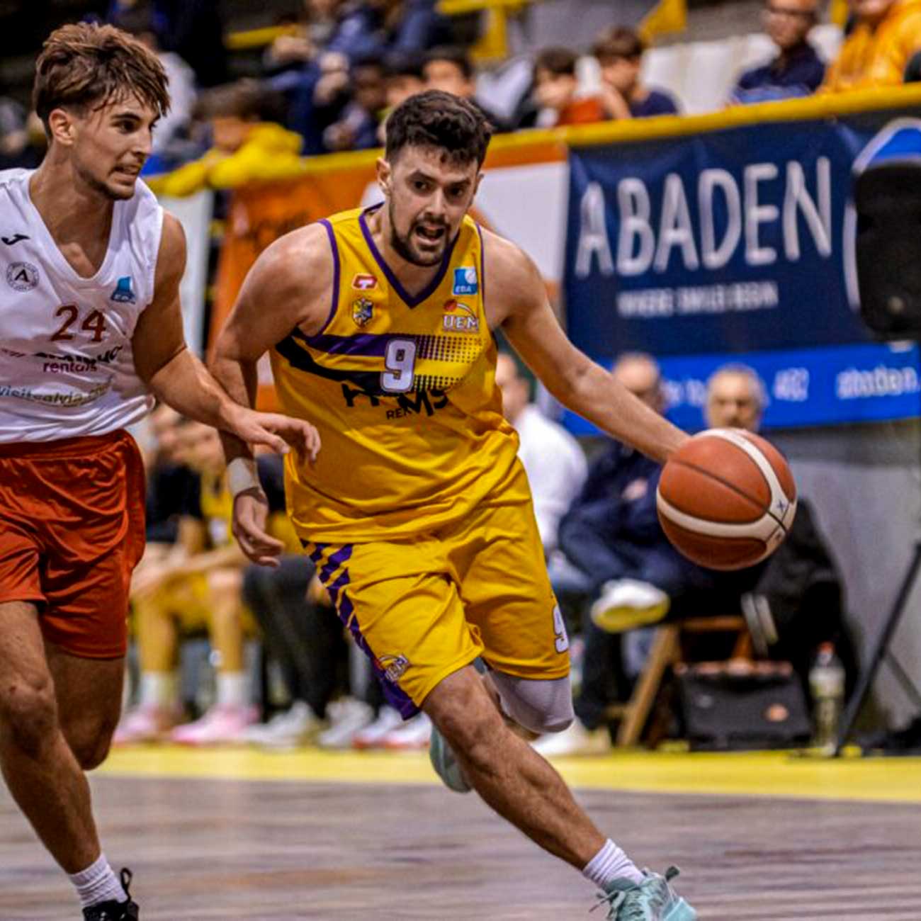 CB Mataró player driving with the ball during a match, defended by an opponent.